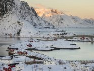 Islas Toppoya y Lille Toppoya cerca de Reine, Moskenesoya. Las islas Lofoten en el norte de Noruega durante el invierno. Europa, Escandinavia, Noruega, febrero - foto de stock