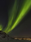 Luci del Nord vicino Leknes, isola Vestvagoy. Le isole Lofoten nel nord della Norvegia durante l'inverno. Europa, Scandinavia, Norvegia, febbraio — Foto stock