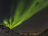 Aurores boréales près de Leknes, île de Vestvagoy. Les îles Lofoten dans le nord de la Norvège pendant l'hiver. Europe, Scandinavie, Norvège, février — Photo de stock