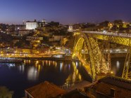 Blick von der vila nova de gaia in Richtung porto mit der Altstadt und der Brücke ponte dom luis i. city porto (oporto) am rio douro im Norden portugals. Die Altstadt ist UNESCO-Weltkulturerbe. europa, südeuropa, portugal, april — Stockfoto