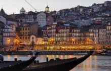 Vista da Vila Nova de Gaia verso Porto con il centro storico. Città Porto (Oporto) a Rio Douro nel nord del Portogallo. Il centro storico è elencato come patrimonio mondiale dell'UNESCO. Europa, Europa meridionale, Portogallo, aprile — Foto stock