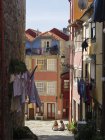 As faixas estreitas do bairro Ribeira no porto velho na cidade velha. Cidade do Porto (Porto) no Rio Douro, no norte de Portugal. A cidade velha é listada como patrimônio mundial da UNESCO. Europa, Europa do Sul, Portugal, Abril — Fotografia de Stock