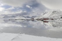 Village Fredvang sur l'île de Moskenesoya. Les îles Lofoten dans le nord de la Norvège pendant l'hiver. Europe, Scandinavie, Norvège, février — Photo de stock