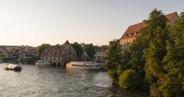 Alte Fischerhaeuser an der Regnitz in Klein-Venedig (en inglés). Bamberg in Bayern, die Altstadt ist Teil des UNESCO Welterbes (en inglés). Europa, Deutschland, Bayern, Juni - foto de stock