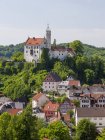 Castle Goessweinstein. Goessweinstein el lugar más importante de peregrinación en la Suiza francófona (Fraenkischen Schweiz). Europa, Alemania, Baviera, julio - foto de stock