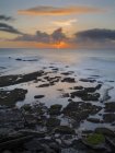 Рыбацкая деревня Эрисейра. Закат на пляже. Европа, Южная Европа, Португалия — стоковое фото