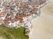 Vista de la ciudad y la playa desde Sitio. La ciudad Nazare en la costa del océano Atlántico. Europa, Europa del Sur, Portugal - foto de stock