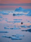 Barco en Ilulissat Icefjord también llamado kangia o Ilulissat Kangerlua en Disko Bay. El fiordo de hielo está catalogado como patrimonio mundial de la UNESCO. América, América del Norte, Groenlandia, Dinamarca - foto de stock