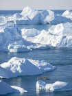 Barcos em Ilulissat Icefjord também chamado de cangia ou Ilulissat Kangerlua em Disko Bay. O fiorde de gelo está listado como patrimônio mundial da UNESCO. América do Norte, Gronelândia, Dinamarca — Fotografia de Stock