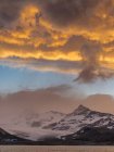 Baie St. Andres sur la Géorgie du Sud pendant le coucher du soleil. Antarctique, Subantarctica, Géorgie du Sud, octobre — Photo de stock