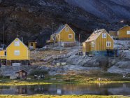 Ikerasak, un piccolo villaggio di pescatori tradizionale sull'isola di Ikerasak nel sistema del fiordo di Uummannaq, nel nord della Groenlandia occidentale. America, Nord America, Groenlandia, Danimarca — Foto stock