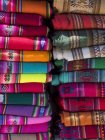 Foulards colorés ou couvertures pour les touristes. Ville Humahuaca dans le canyon Quebrada de Humahuaca. Le Quebrada est inscrit au patrimoine mondial de l'UNESCO. Amérique du Sud, Argentine, novembre — Photo de stock