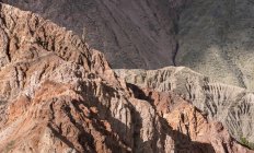 Repère emblématique, la formation rocheuse Cerro De Los Siete Colores près du village Purmamarca dans le canyon Quebrada de Humahuaca. Le Quebrada est inscrit au patrimoine mondial de l'UNESCO. Amérique du Sud, Argentine, novembre — Photo de stock