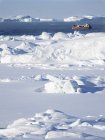 Barca sulla baia ghiacciata di Disko con iceberg all'Ilulissat Icefjord. Il fiordo del ghiaccio è elencato come patrimonio mondiale dell'UNESCO. America, Nord America, Groenlandia, Danimarca — Foto stock