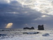 A costa do Atlântico Norte perto de Vik y Myrdal durante o inverno. Tempestade em Dyrholaey. Europa, Norte da Europa, Escandinávia, Islândia, Fevereiro — Fotografia de Stock