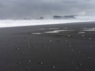 A costa do Atlântico Norte perto de Vik y Myrdal durante o inverno. Praia vulcânica preta Reynisfjara, vista para Dyrholaey. Europa, Norte da Europa, Escandinávia, Islândia, Fevereiro — Fotografia de Stock