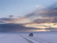 Горы Исландии зимой возле Лаугарватна. Снег на дороге. Европа, Северная Европа, Скандинавия, Исландия, февраль — стоковое фото
