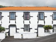 Dorf Urzelina, traditionelles Gebäude am Hafen. sao jorge island, eine Insel in den Azoren (ilhas dos acores) im Atlantik. die azoren sind eine autonome region portugals. europa, portugal, azoren — Stockfoto