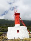 Dorf urzelina, traditionelle Windmühlen, freguesia de urzelina. sao jorge island, eine Insel in den Azoren (ilhas dos acores) im Atlantik. die azoren sind eine autonome region portugals. europa, portugal, azoren — Stockfoto