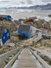 La ville d'Uummannaq au nord-ouest du Groenland, située sur une île du système du fjord Uummannaq, en arrière-plan la péninsule Nuussuaq (Nugssuaq). Amérique, Amérique du Nord, Groenland — Photo de stock