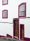 Le tipiche facciate delle case del centro storico. Capitale Angra do Heroismo, il centro storico fa parte del patrimonio mondiale dell'UNESCO. Isola Ilhas Terceira, parte delle Azzorre (Ilhas dos Acores) nell'oceano Atlantico, una regione autonoma di P — Foto stock