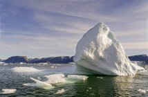 Iceberg dans le système du fjord d'Uummannaq. Péninsule glaciaire de Nuussuaq en arrière-plan. Amérique, Amérique du Nord, Groenland, Danemark — Photo de stock
