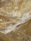 Wanderer im Geothermalgebiet Hveradalir im Gebirge Kerlingarell im Hochland Islands. Europa, Nordeuropa, Island, August — Stockfoto