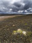 Paisaje en las tierras altas de Islandia entre Hofsjoekull (fondo) y Langjoekull. Europa, norte de Europa, Islandia, agosto - foto de stock