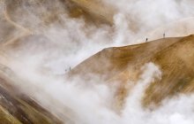 Senderistas en la zona geotérmica Hveradalir en las montañas Kerlingarfjoell en las tierras altas de Islandia. Europa, norte de Europa, Islandia, agosto - foto de stock