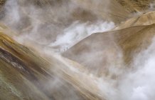Caminhantes na área geotérmica Hveradalir nas montanhas Kerlingarfjoell nas terras altas da Islândia. Europa, Norte da Europa, Islândia, Agosto — Fotografia de Stock