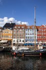 Casas antigas, barcos e cafés ao longo do Canal Nyhavn, Copenhague, Dinamarca, Europa — Fotografia de Stock
