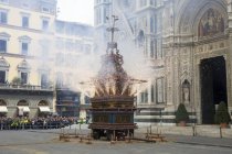 Plaza de la Catedral, la explosión del carro el día de Pascua, Florencia, Toscana, Italia, Europa - foto de stock