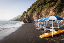 La playa negra al atardecer, Maratea, Basilicata, Italia, Europa - foto de stock