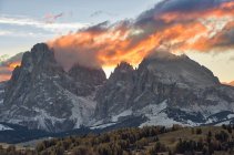 Sassopiatto e Sassolungo ao nascer do sol, Alpe di Siusi, Trentino, Itália — Fotografia de Stock