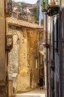 Caminhando na aldeia de Scanno, Foreshortening, LAquila, Abruzzo, Itália, Europa — Fotografia de Stock