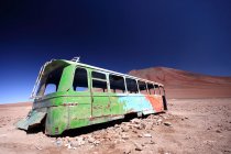 Vieux bus dans le désert de Bolivie, Amérique du Sud — Photo de stock