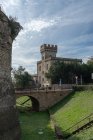 Viale delle Rimembranze avenue, View of Porta Nuova gate, Village, Colle di Val d'Elsa, Tuscany, Italy, Europe — стокове фото