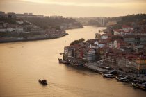 Città Porto (Oporto) a Rio Douro. Il centro storico è elencato come patrimonio mondiale dell'UNESCO. Portogallo, Europa — Foto stock