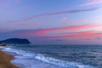 Paisaje marino, Vista Monte Conero desde Porto Recanati, Salida del sol, Marcas, Italia, Europa - foto de stock