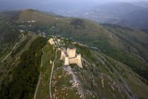 Vista aérea, Rocca di Calascio Fortaleza, Abruzos, Italia, Europa - foto de stock