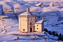 Iglesia de Santa Maria della Pieta ', Parque Nacional Gran Sasso, Paisaje, Calscio, L' Aquila, Italia, Europa - foto de stock