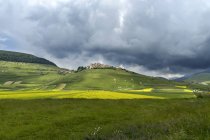 Monti sibillini nationalpark, blühen, blick auf castelluccio di norcia; umbrien, italien, europa — Stockfoto