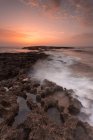 Salida del sol en Punta Sottile cape, Isla Lampedusa, Islas Pelagie, Mar Mediterráneo, Sicilia, Italia, Europa - foto de stock