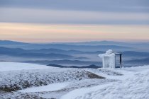 Hut on the summit in Winter, Mt Catria, Apennines, Umbria, Italy — стоковое фото