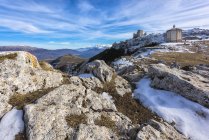 Castello di Rocca Calascio e chiesa di Santa Maria della Piet, Parco Nazionale del Gran Sasso e Monti della Laga, Abruzzo, Italia — Foto stock