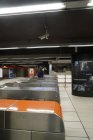 Люди в метро Милана во время коронавирусного карантина, образ жизни COVID-19, станция метро Duomo, Ломбардия, Италия, Европа — стоковое фото