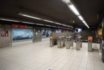 Пустой метро Милана во время коронавирусного карантина, COVID-19 образ жизни, станция метро Duomo, Ломбардия, Италия, Европа — стоковое фото