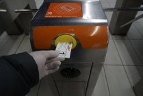 Hombre en posesión de billete de metro durante la cuarentena coronavirus en Milán, estilo de vida COVID-19, estación de metro Duomo, Lombardía, Italia, Europa - foto de stock