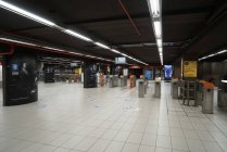 Metro vacío de Milán durante la cuarentena coronavirus, estilo de vida COVID-19, estación de metro Duomo, Lombardía, Italia, Europa - foto de stock