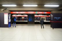 Persone in metropolitana di Milano durante la quarantena coronavirus, stile di vita COVID-19, stazione della metropolitana Duomo, Lombardia, Italia, Europa — Foto stock